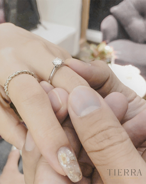 Cặp nhẫn đính hôn là tín vật trong lễ đính hôn truyền thống của Việt Nam