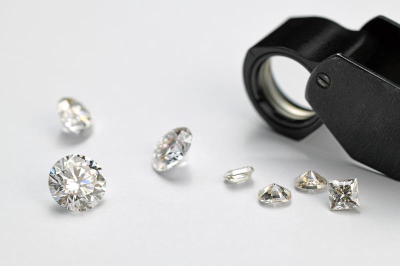 Kim cương 2 ly là kim cương tấm vì vậy giá kim cương 2 ly cũng không quá cao