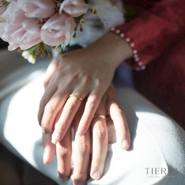 Tại sao một số cô dâu chọn chỉ đeo một chiếc nhẫn thay vì đeo cả nhẫn cầu hôn và nhẫn cưới