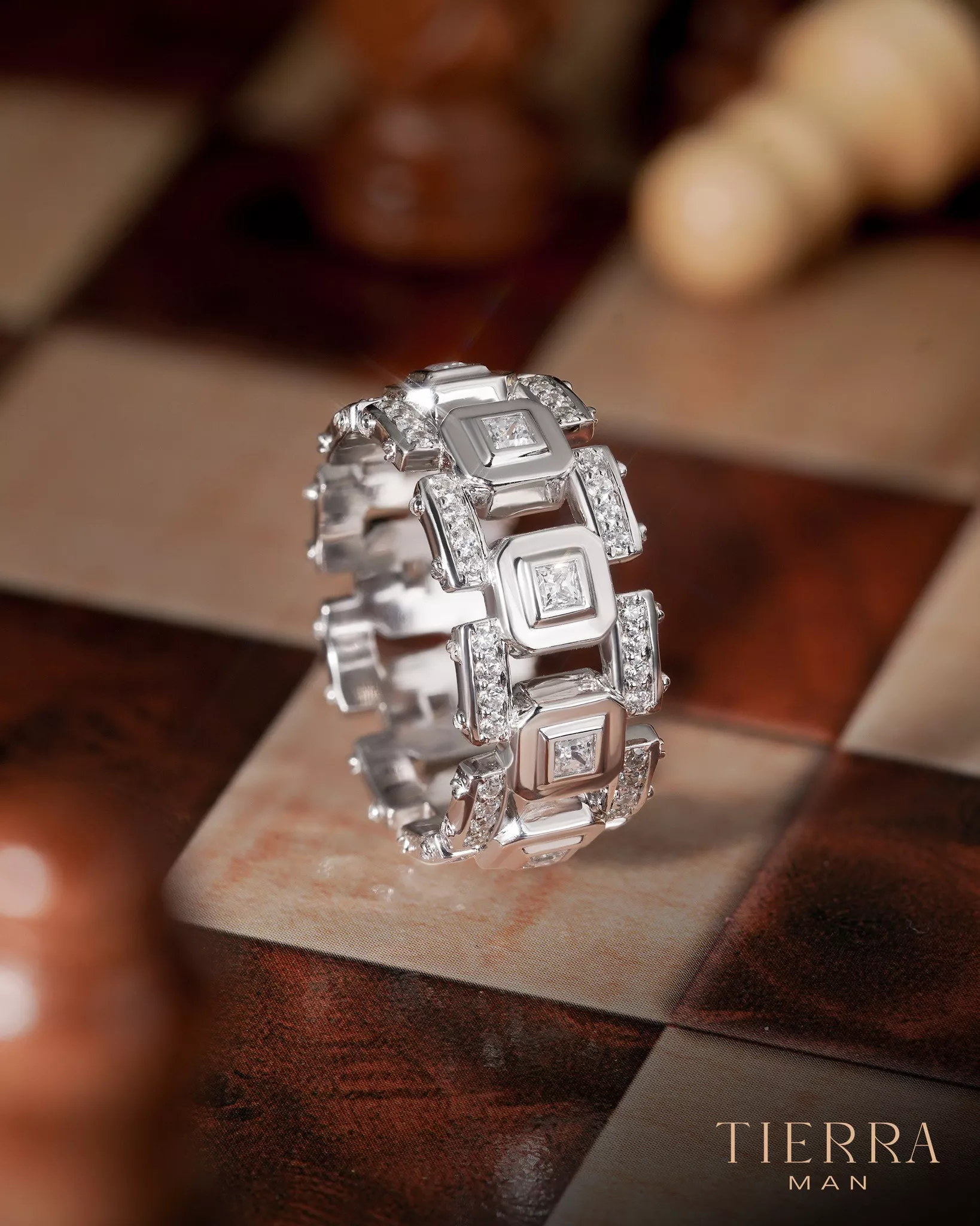 Nhẫn vàng nam đính kim cương  do Tierra Diamond chế tác: sáng bóng, tinh xảo đến từng milimet