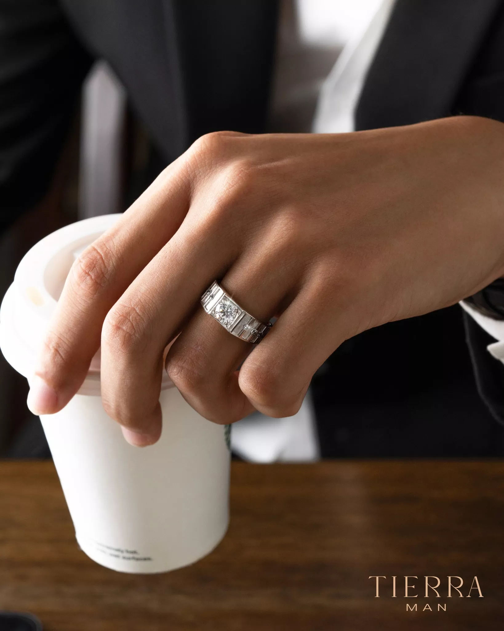 Hãy ưu nên các mẫu nhẫn có thiết kế tinh tế, đường nét đơn giản nhưng mạnh mẽ