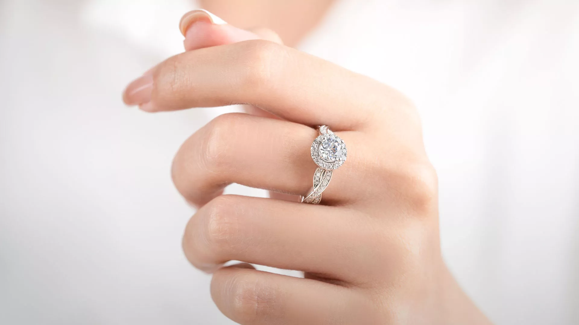 Sự khác biệt giữa trang sức kim cương nhân tạo và kim cương thiên nhiên?
