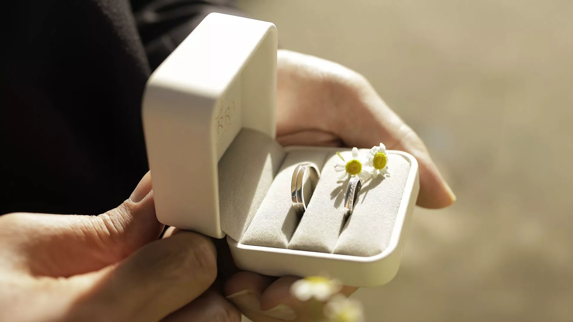 Nhẫn đôi vàng tây: Nên mua nhẫn cưới vàng 14K hay 18K?