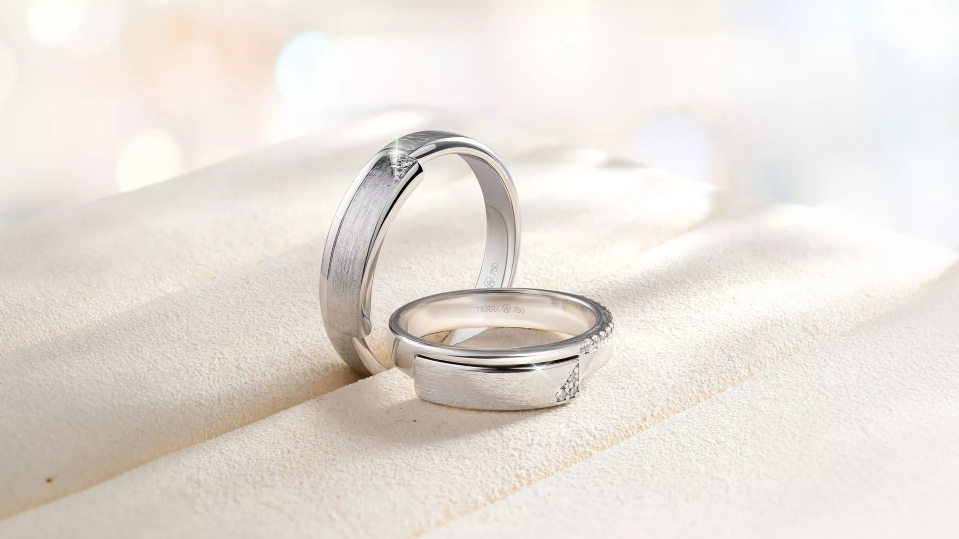 Nhẫn đôi vàng 18K - Vì sao nên chọn trang sức từ vàng 18K