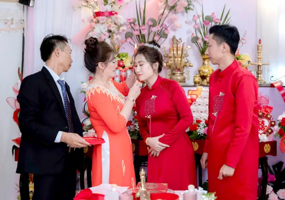 Nhà trai gặp gỡ nhà gái để định ngày cưới, phân chia nhiệm vụ giữa 2 nhà