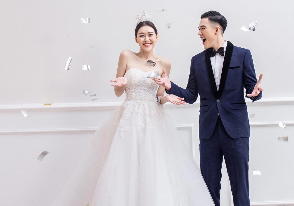 Tìm váy cưới, vest chú rể và make up sớm