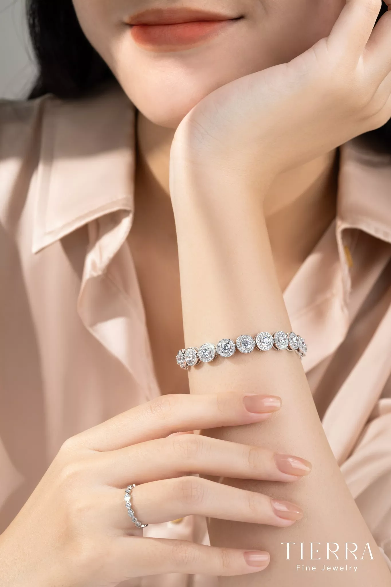 Lắc tay giúp cổ tay người nữ thêm thanh tú & gợi cảm một cách lịch thiệp