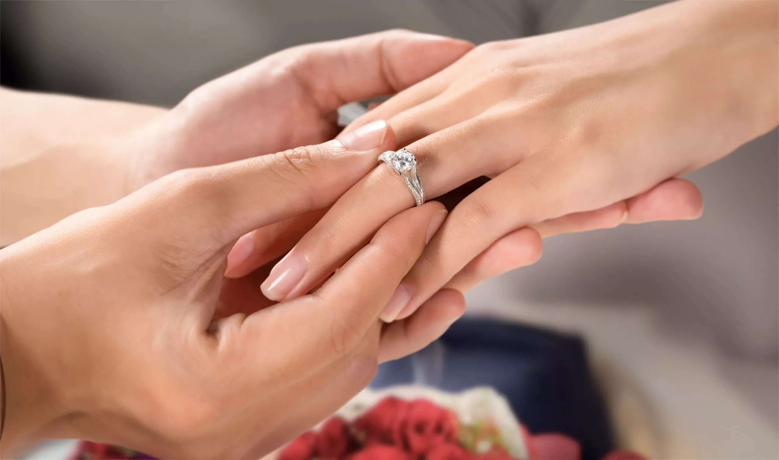 Nhẫn đính hôn đeo ngón nào? Vị trí khác gì so với nhẫn cưới?