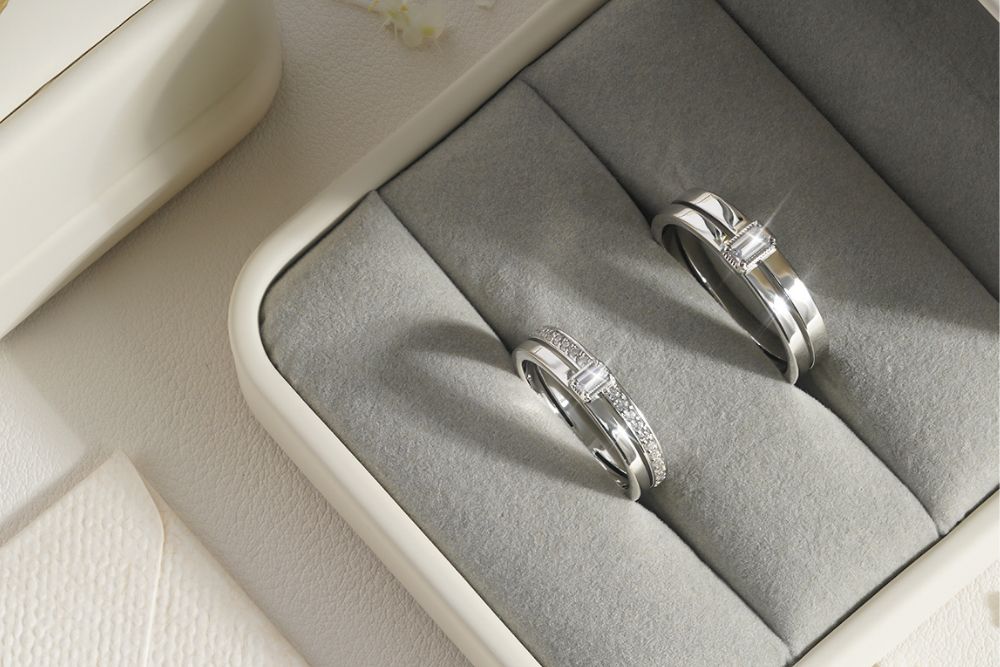 Nhẫn cưới nên mua vàng gì? 4 điều cần lưu ý khi mua 4 Nhẫn cưới nên mua vàng gì? Vàng trắng mang đến sự sang trọng và thanh lịch