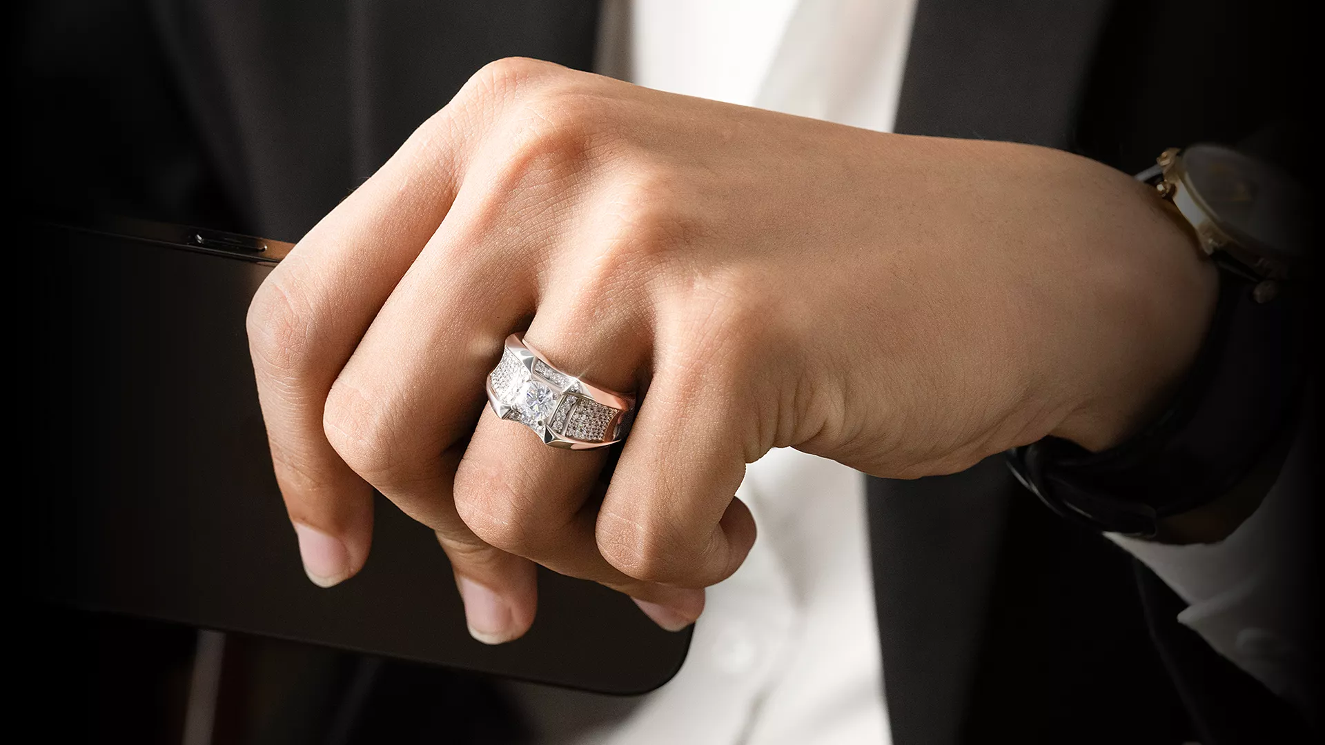 Lưu ngay 5 bí quyết giúp bạn chọn nhẫn nam đẹp 18K