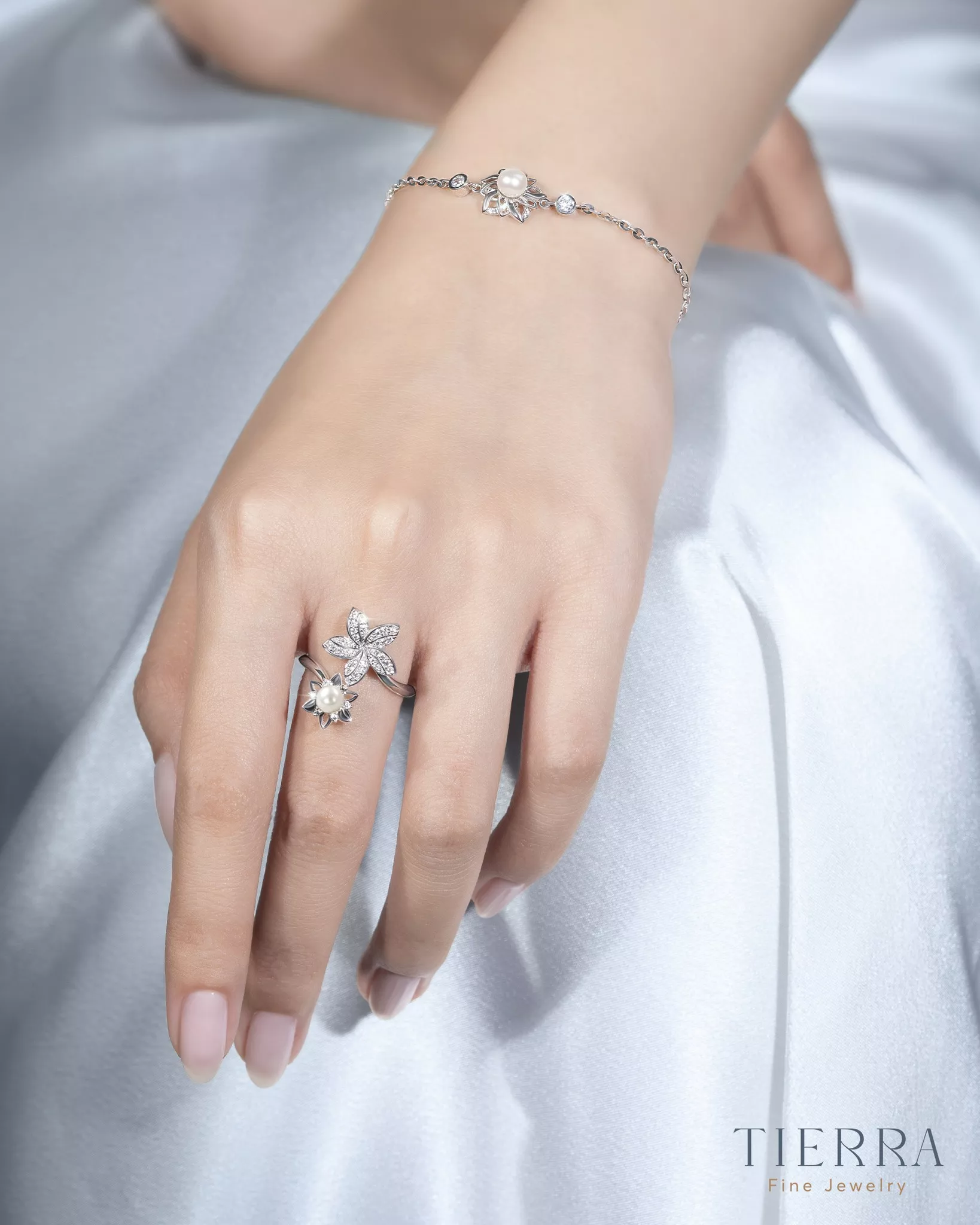 Màu sắc trang phục cầng hài hòa với vòng tay nữ vàng 18K