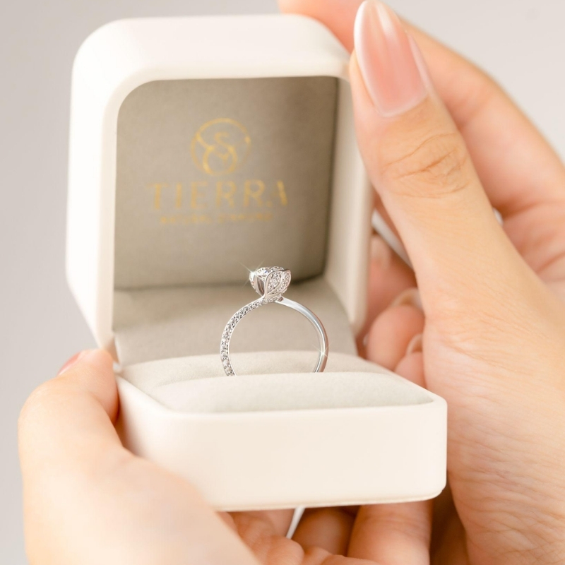 Tại sao nhẫn đính hôn đơn giản lại được ưa chuộng? 8 Tại sao nhẫn đính hôn đơn giản được ưa chuộng?