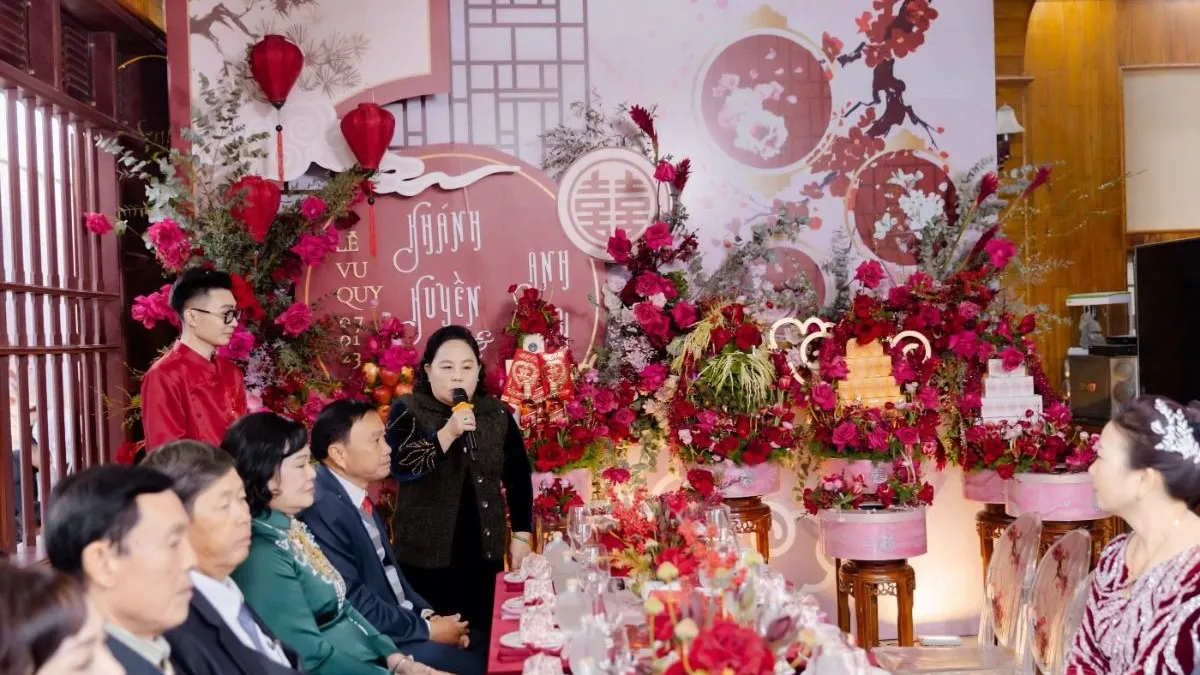 Tráp ăn hỏi gồm những gì? Thứ tự bê tráp lễ trong ngày ăn hỏi chuẩn truyền thống 5 Tráp ăn hỏi được bố trí một cách hợp lý ở bàn thờ gia tiên