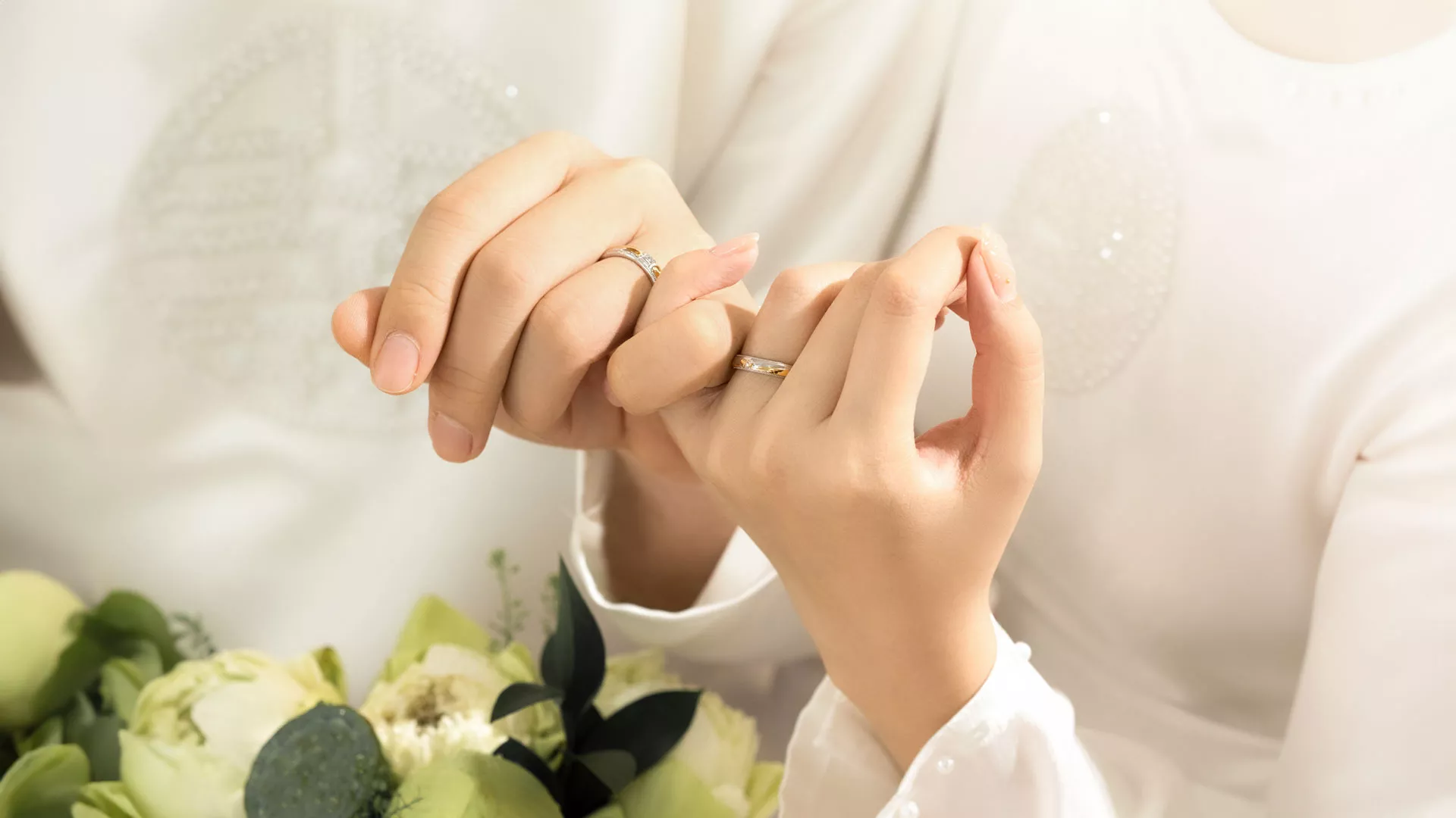 Mẹo chụp ảnh đeo nhẫn cưới khoe trọn vẻ đẹp dành cho các cặp đôi