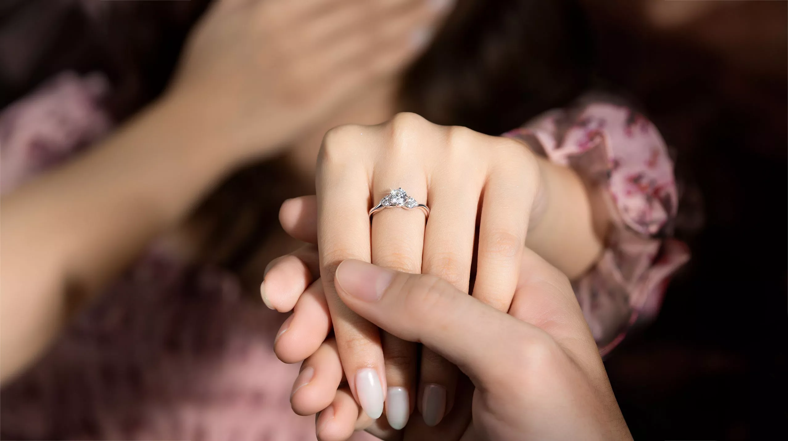 Nhẫn cầu hôn đeo ngón nào cho đúng? Ý nghĩa của vị trí đeo nhẫn cầu hôn