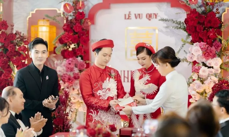 Nhiều gia đình vẫn gộp lễ đính hôn và lễ cưới thành một