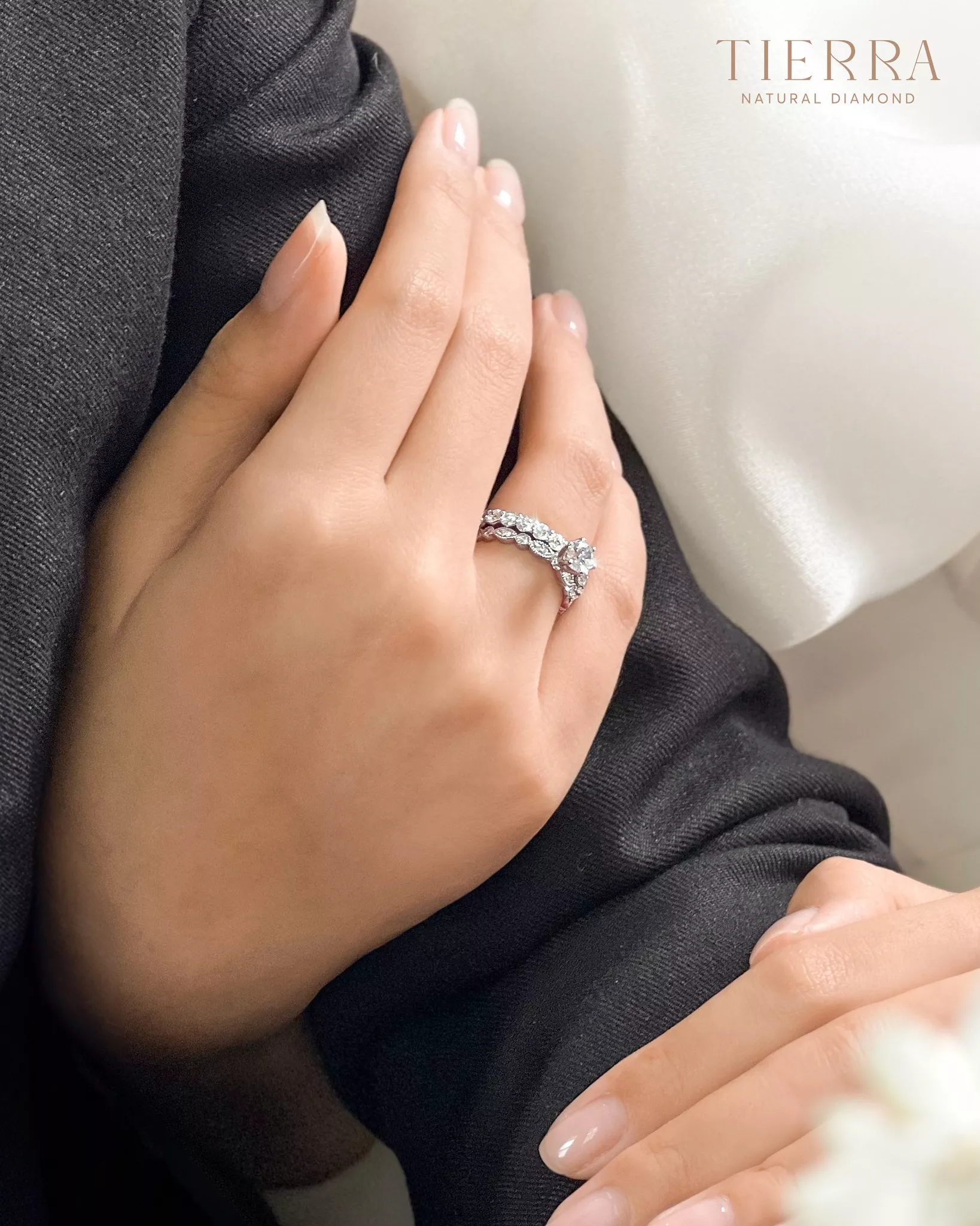 Nhẫn cầu hôn đeo ngón nào để kết hợp với nhẫn cưới vừa đẹp vừa ý nghĩa