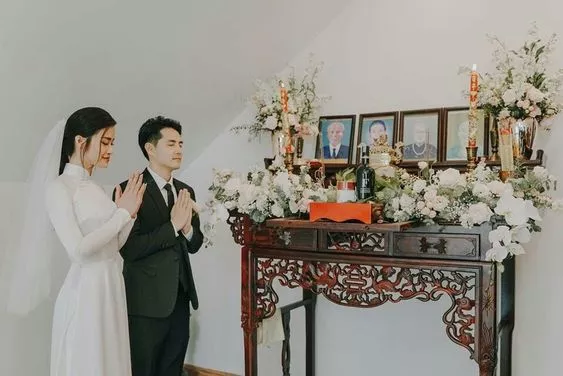 Cô dâu và chú rể thắp hương gia tiên