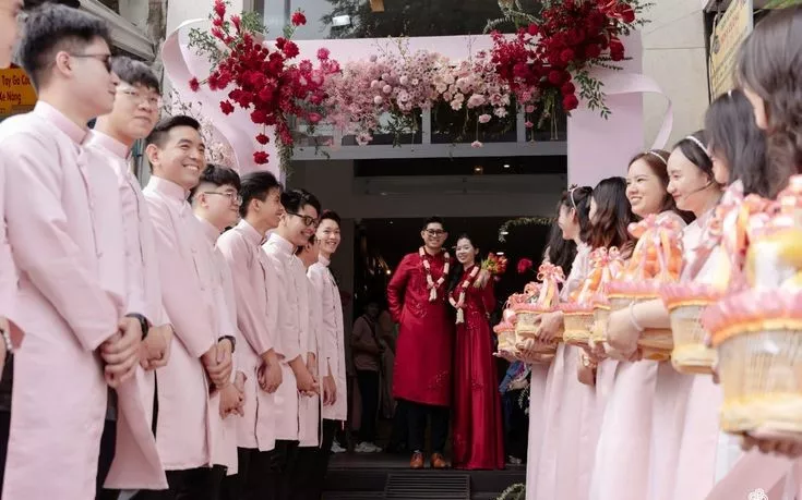 Hai bên gia đình trao đổi sính lễ