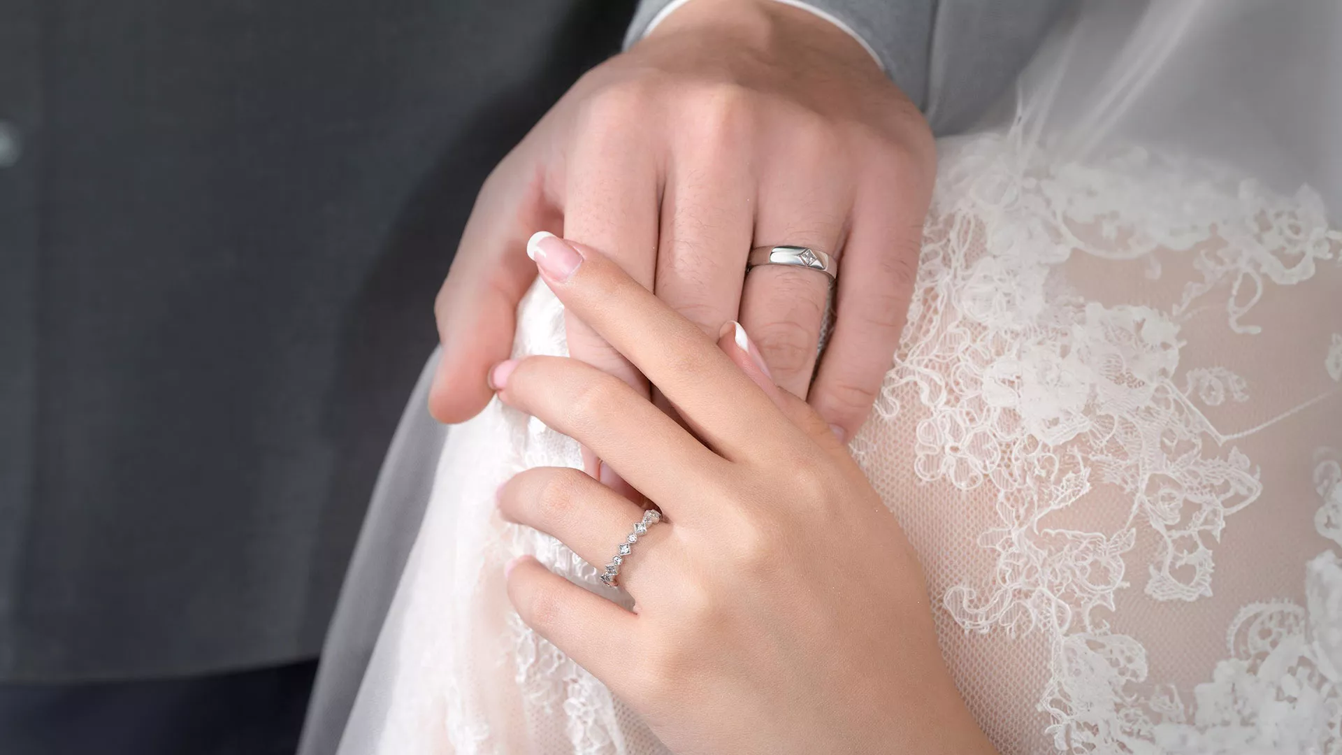 Phân biệt nhẫn cầu hôn và nhẫn cưới