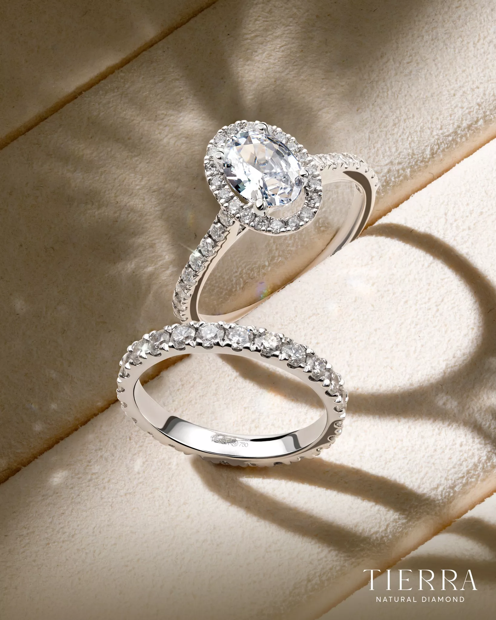 Trang sức vàng trắng được mạ phủ thêm một lớp Rhodium để tạo độ sáng bóng