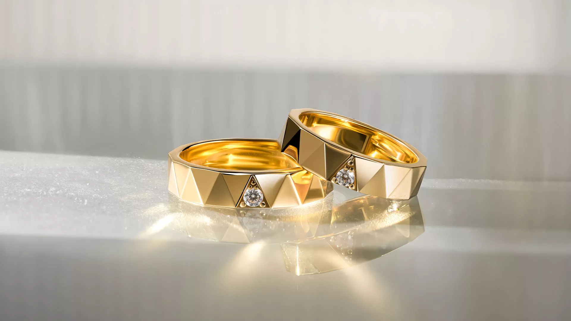 Giá vàng 18K vì sao thường đắt hơn khi so sánh với tương quan giá vàng 24K?