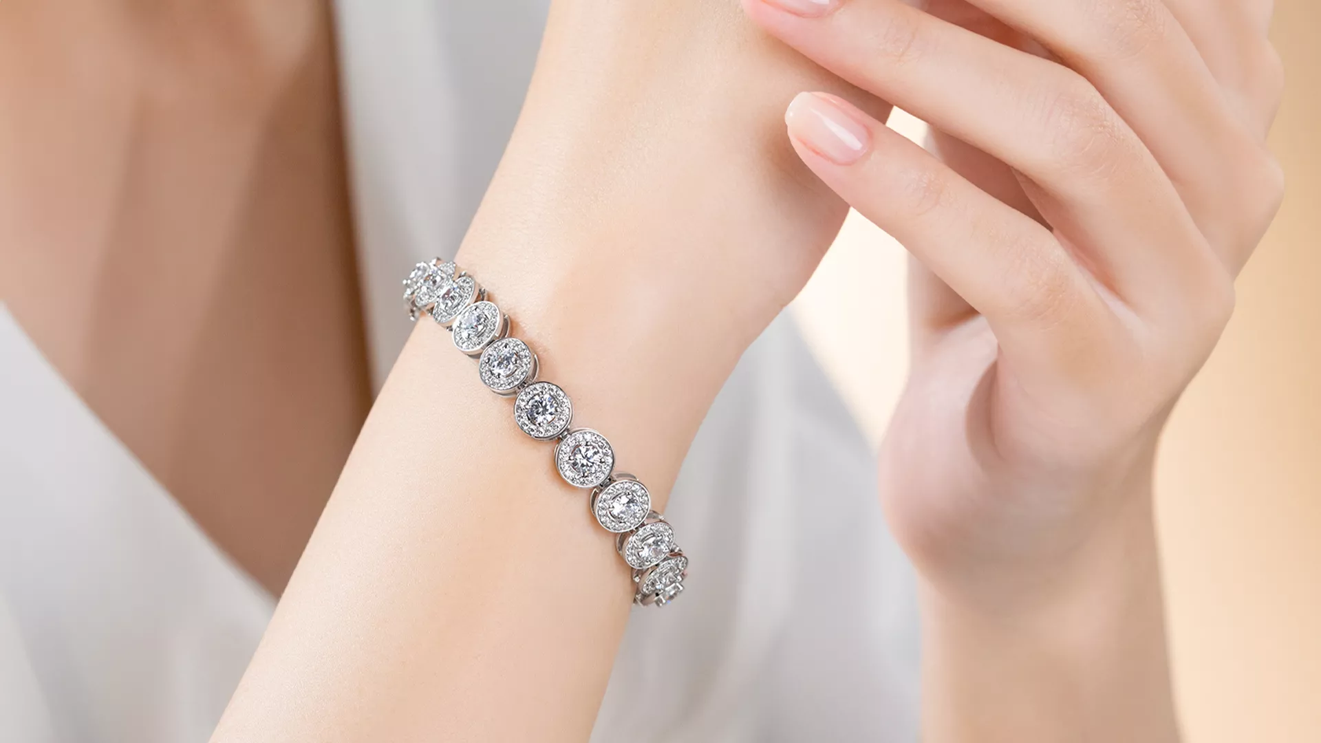 Top vòng tay vàng nữ đẹp - Ý nghĩa tặng vòng tay cho người thương