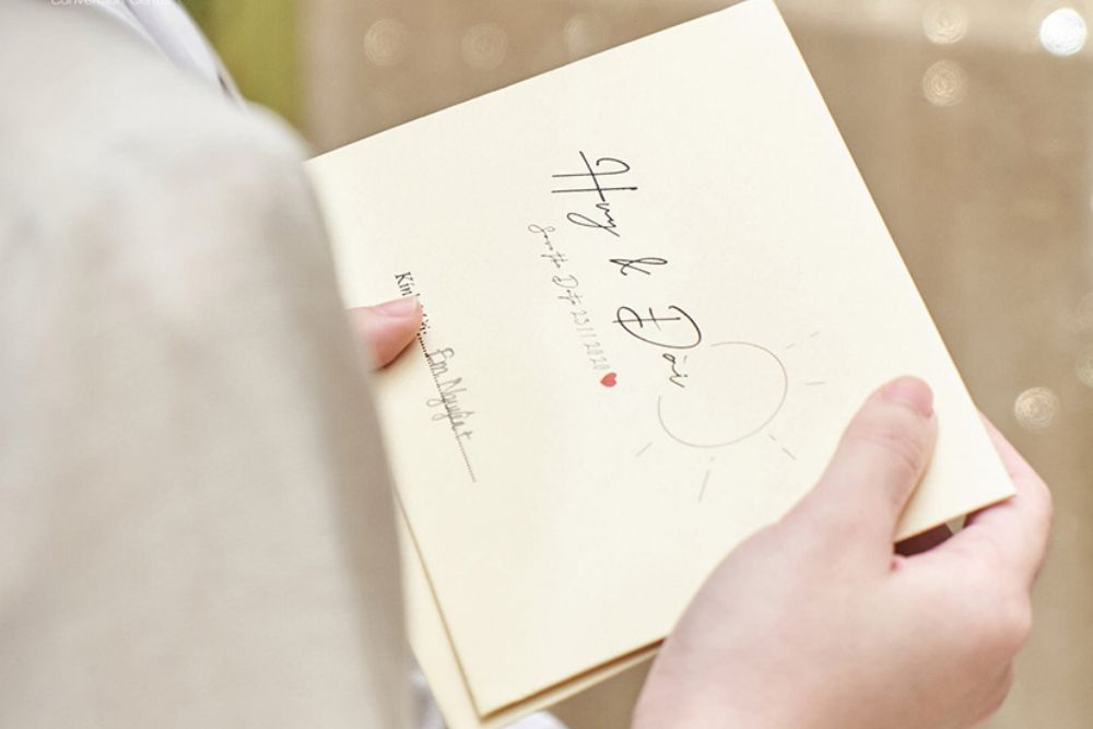 Bỏ túi cách viết thiệp mời đám cưới tinh tế, được lòng khách mời 7 Cách ghi tên người đi cùng cần rõ ràng để khách mời chủ động xác nhận số người tham dự.