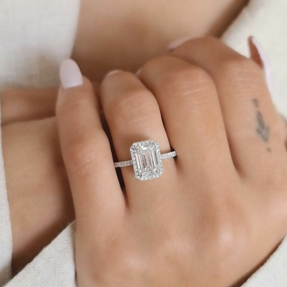 Nhẫn kim cương Emerald đính kim cương tấm