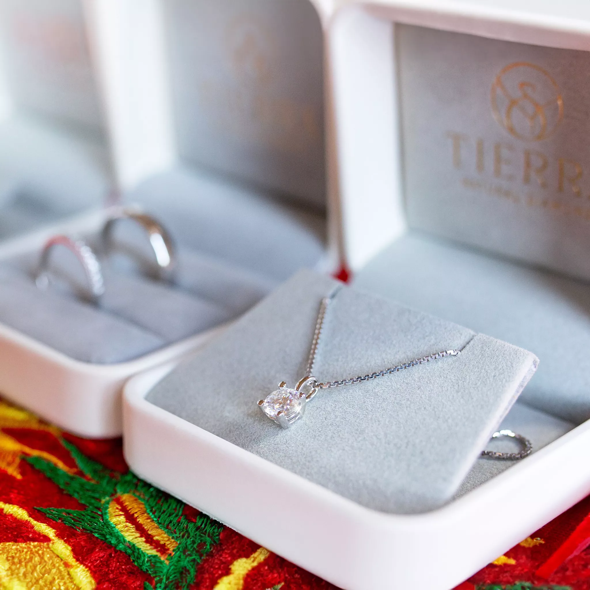 Thiết kế cũng là một yếu tố quan trọng ảnh hưởng đến giá bộ vàng cưới 18K