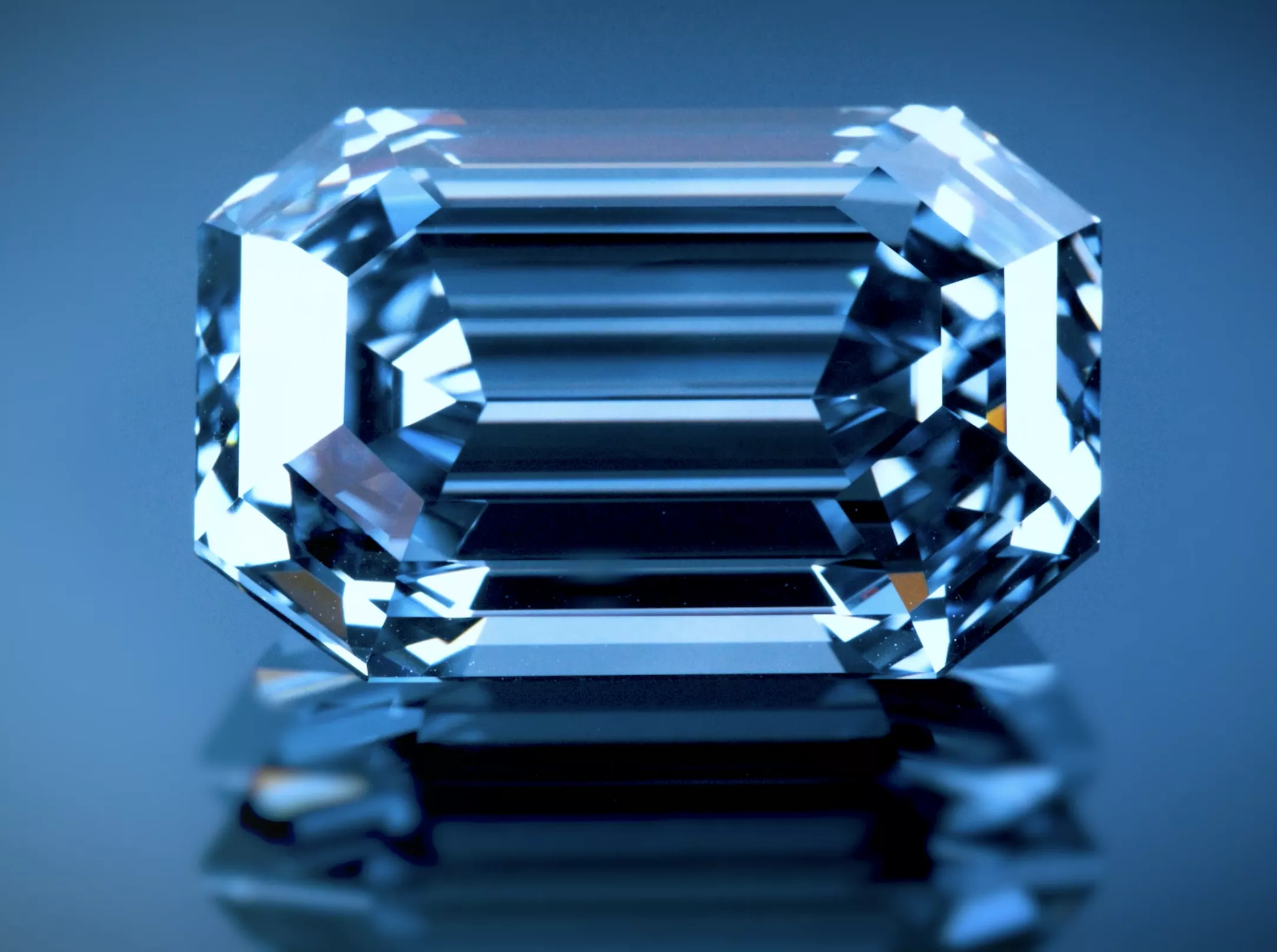 Viên kim cương De Beers Blue - 57,4 triệu USD