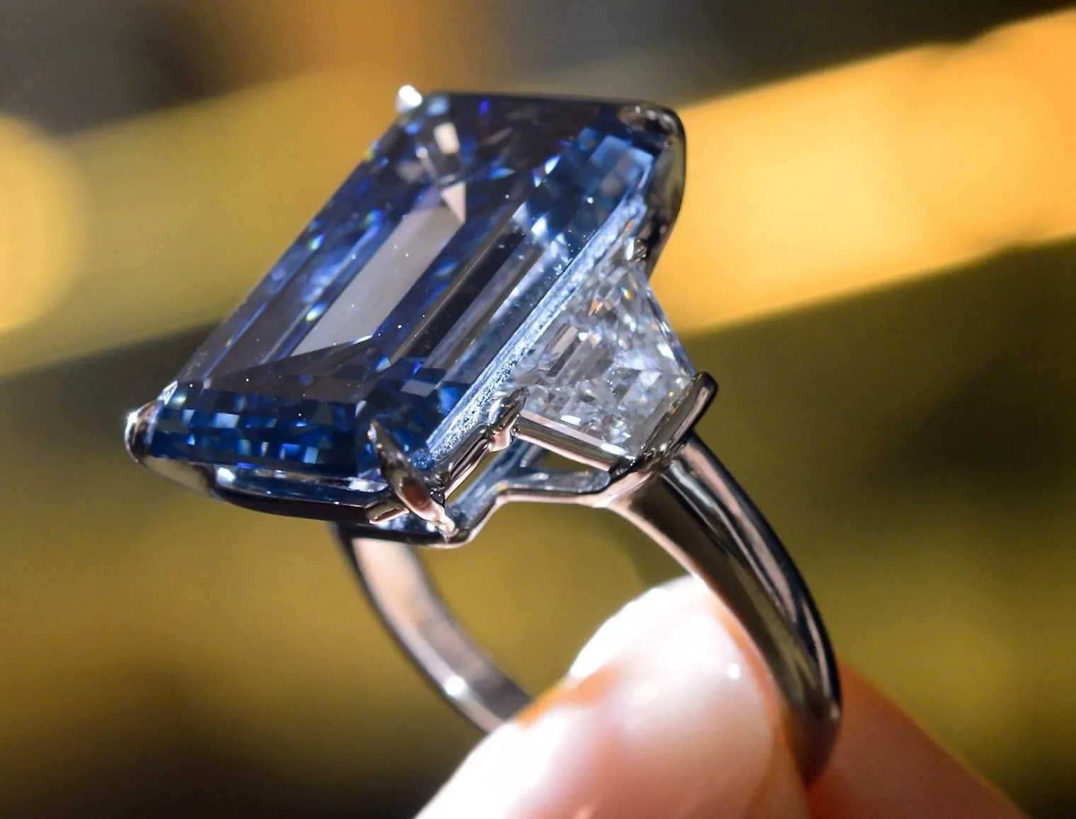 Viên kim cương Oppenheimer Blue - Giá 57,5 triệu đô