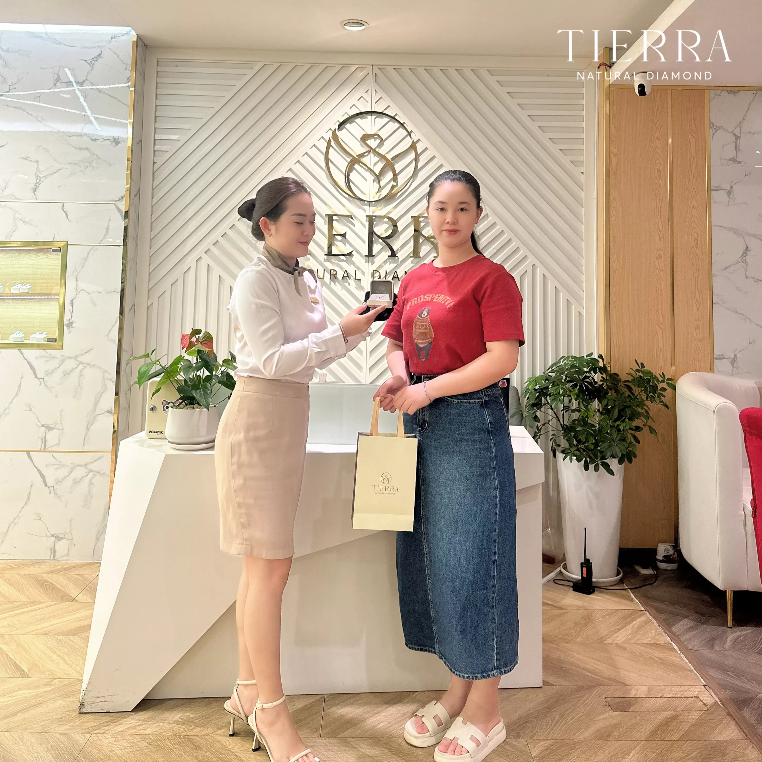 Khách hàng trúng giải nhất chương trình Lucky Gift