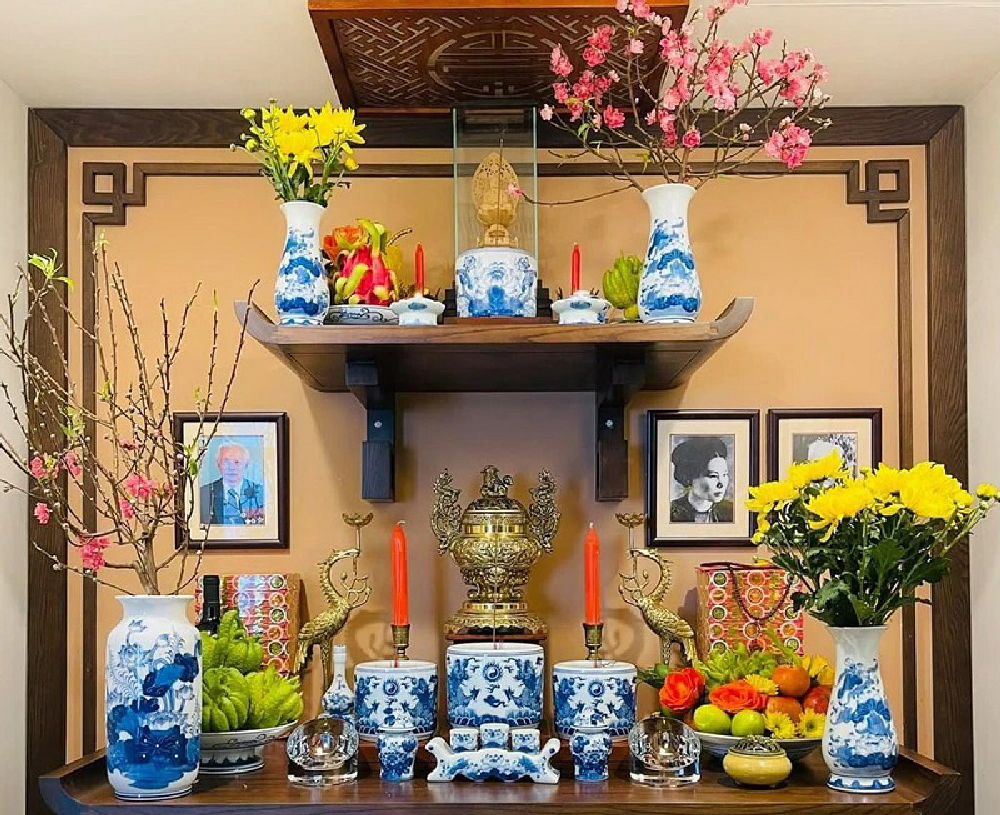 Nguyên tắc phong thủy & mẫu trang trí bàn thờ gia tiên thu hút tài lộc 5 bài trí mâm ngũ quả và bình hoa trên bàn thờ gia tiên