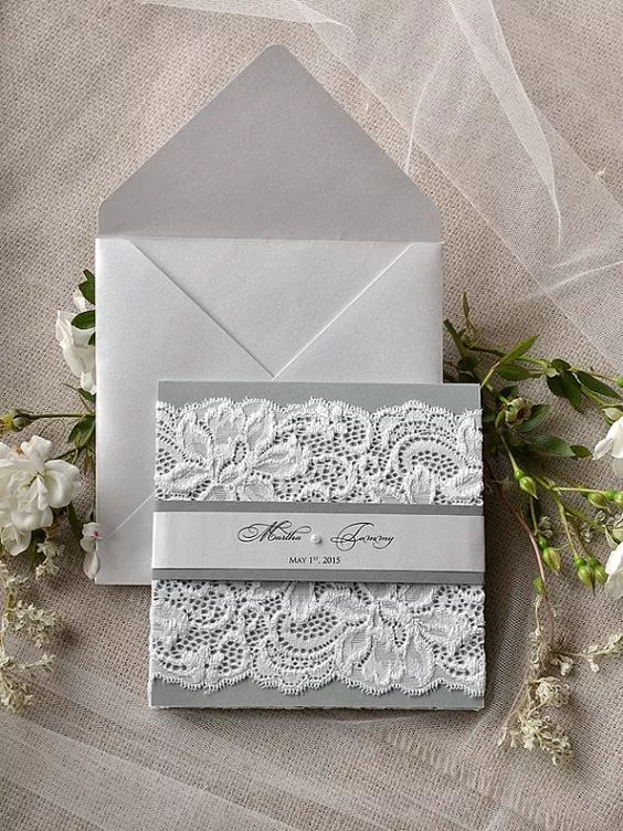 Mẫu thiệp cưới Vintage phối ren