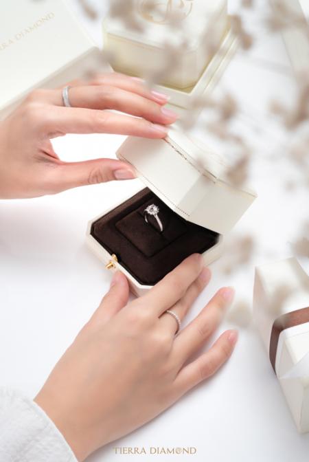 5 cách chọn nhẫn cầu hôn kim cương hợp ý nàng