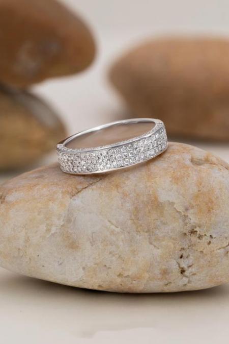 Có nên mua nhẫn vàng nữ 18K - Bí mật quyến rũ của các cô nàng thời thượng
