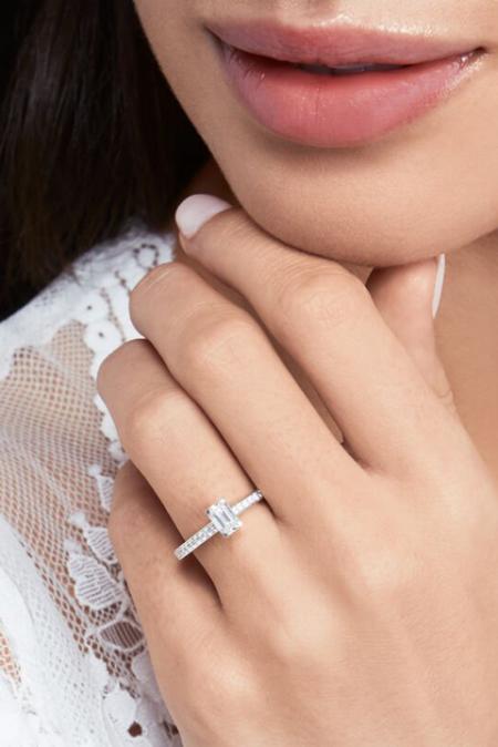 Nhẫn đá Emerald - Vẻ đẹp thời thượng, đầy cá tính cho nàng hiện đại