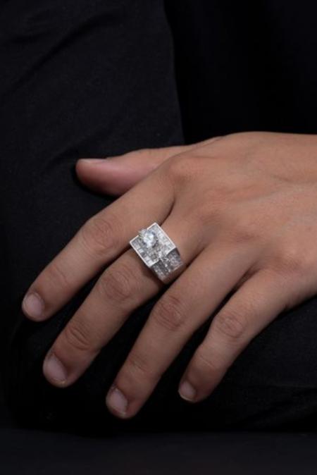 Nhẫn hột xoàn nam 18K có những kiểu chấu nào? Vì sao nhẫn nam theo phong cách tối giản ngày càng được yêu thích?