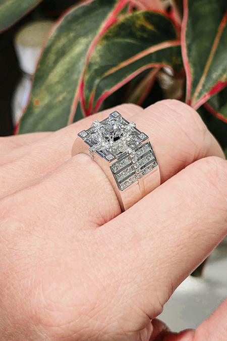 Nam nên đeo nhẫn tay trái hay tay phải? Gợi ý các mẫu nhẫn nam đơn giản cho mọi quý ông