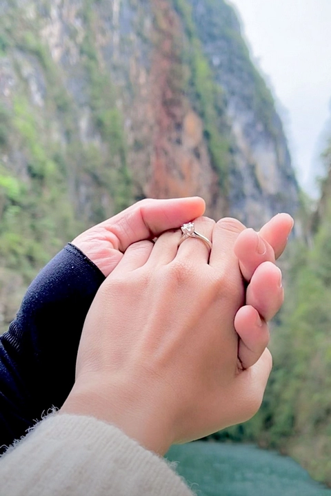 Có nên lựa chọn nhẫn cầu hôn vàng trắng không?