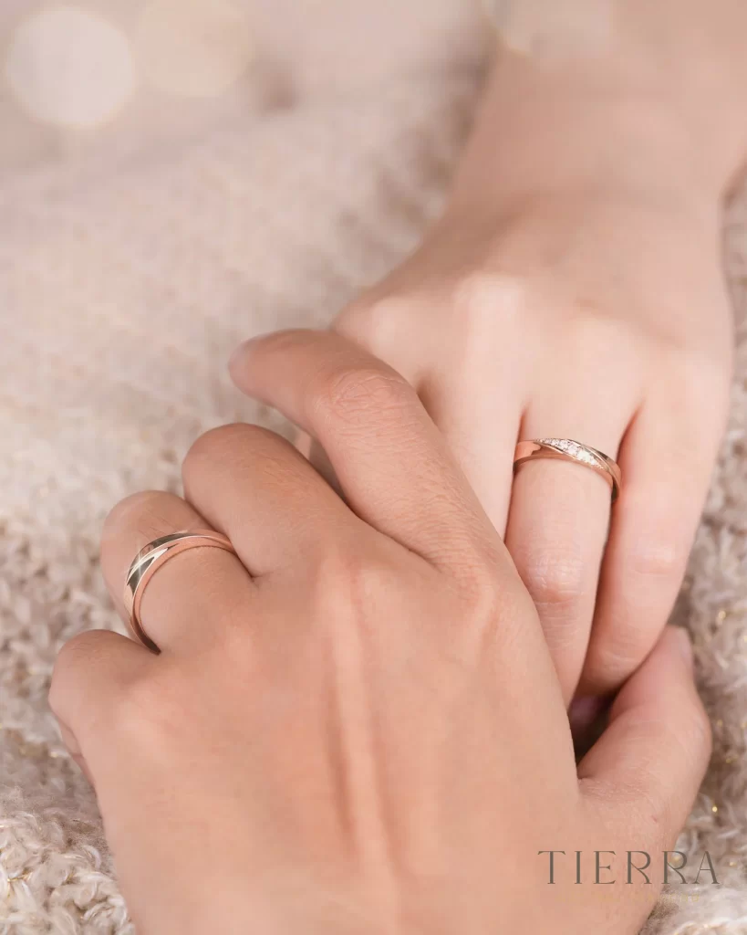 Nhẫn cưới đeo tay nào, ngón nào là đúng cho nam và nữ? 2 Nhẫn cưới đeo tay nào