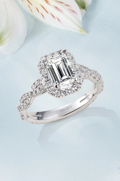 Nhẫn kim cương Emerald là gì? Sự nhiệm màu với viên kim cương lớn