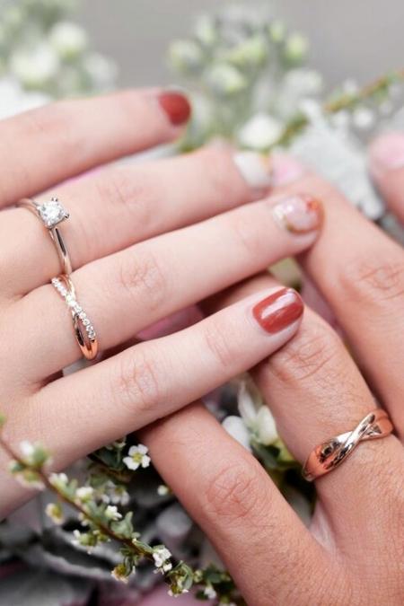 Nhẫn cầu hôn và nhẫn cưới có gì khác nhau? Hiểu đúng ý nghĩa để chọn mua được mẫu nhẫn cầu hôn đẹp và nhẫn cưới kim cương ưng ý nhất