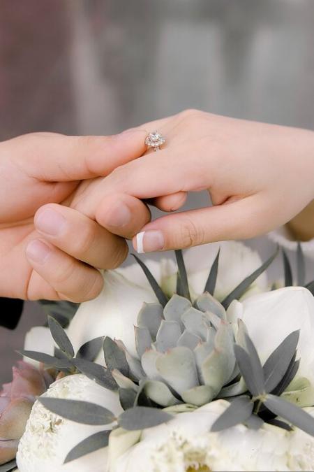 Nhẫn đính hôn đeo tay nào cho đúng? Những sai lầm về nhẫn đính hôn và nhẫn cưới