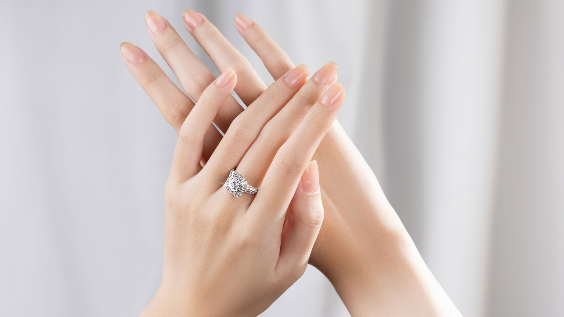 Tại sao nam tả nữ hữu đeo nhẫn lại quan trọng? Bật mí từ phong thủy
