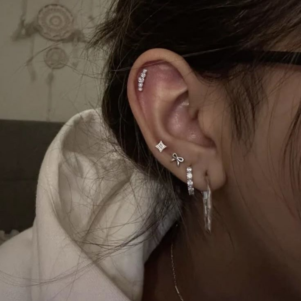 Hướng dẫn đeo bông tai đúng cách, không bị hôi 4 Cách đeo bông tai tùy vào dáng mặt