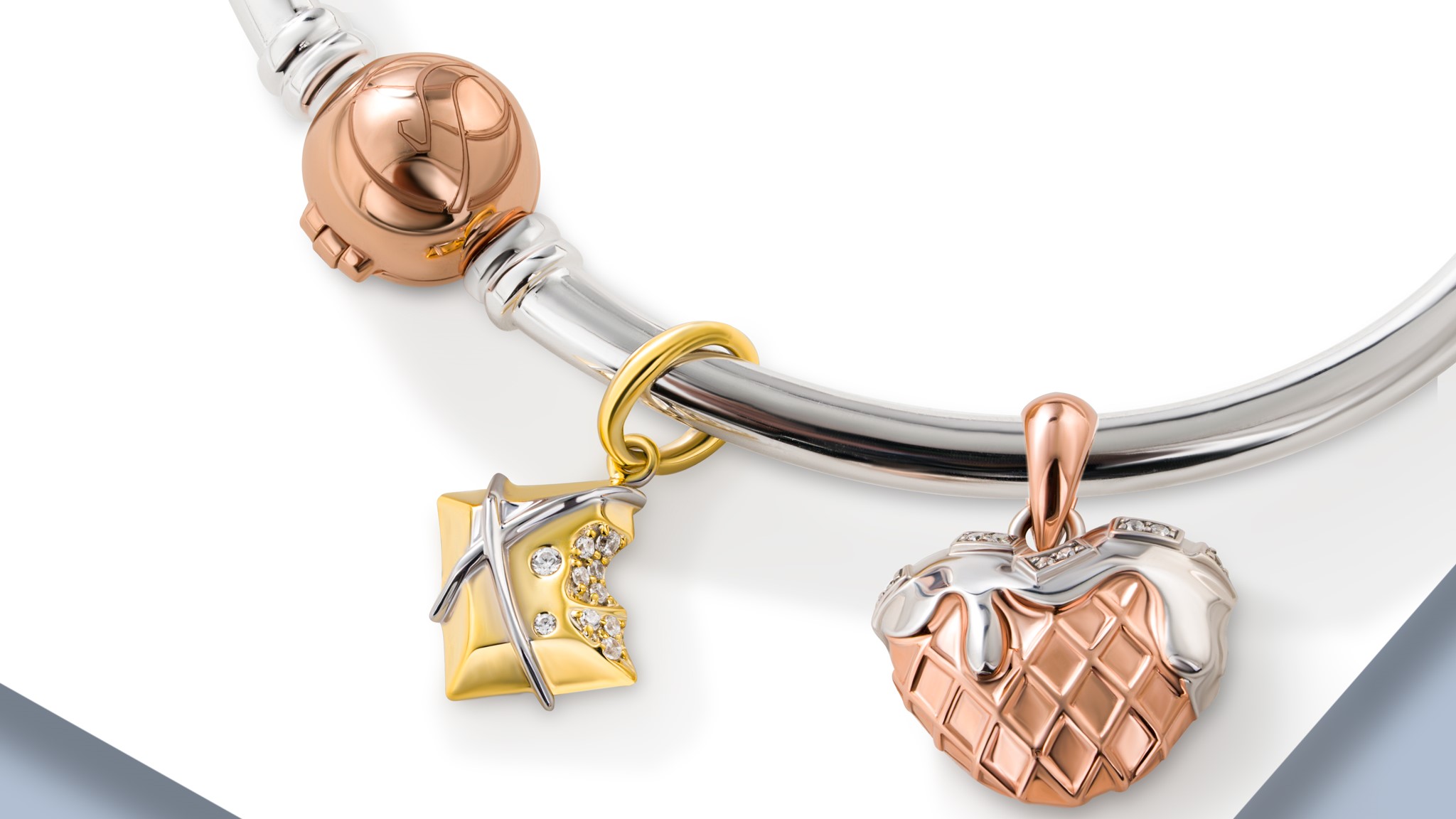 Charm là gì? Xu hướng trang sức mới dành cho người trẻ