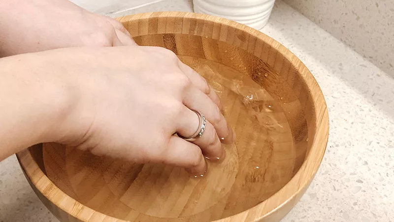 Cách 2: Phương pháp nhiệt: ngâm tay đeo nhẫn vào thau nước đá