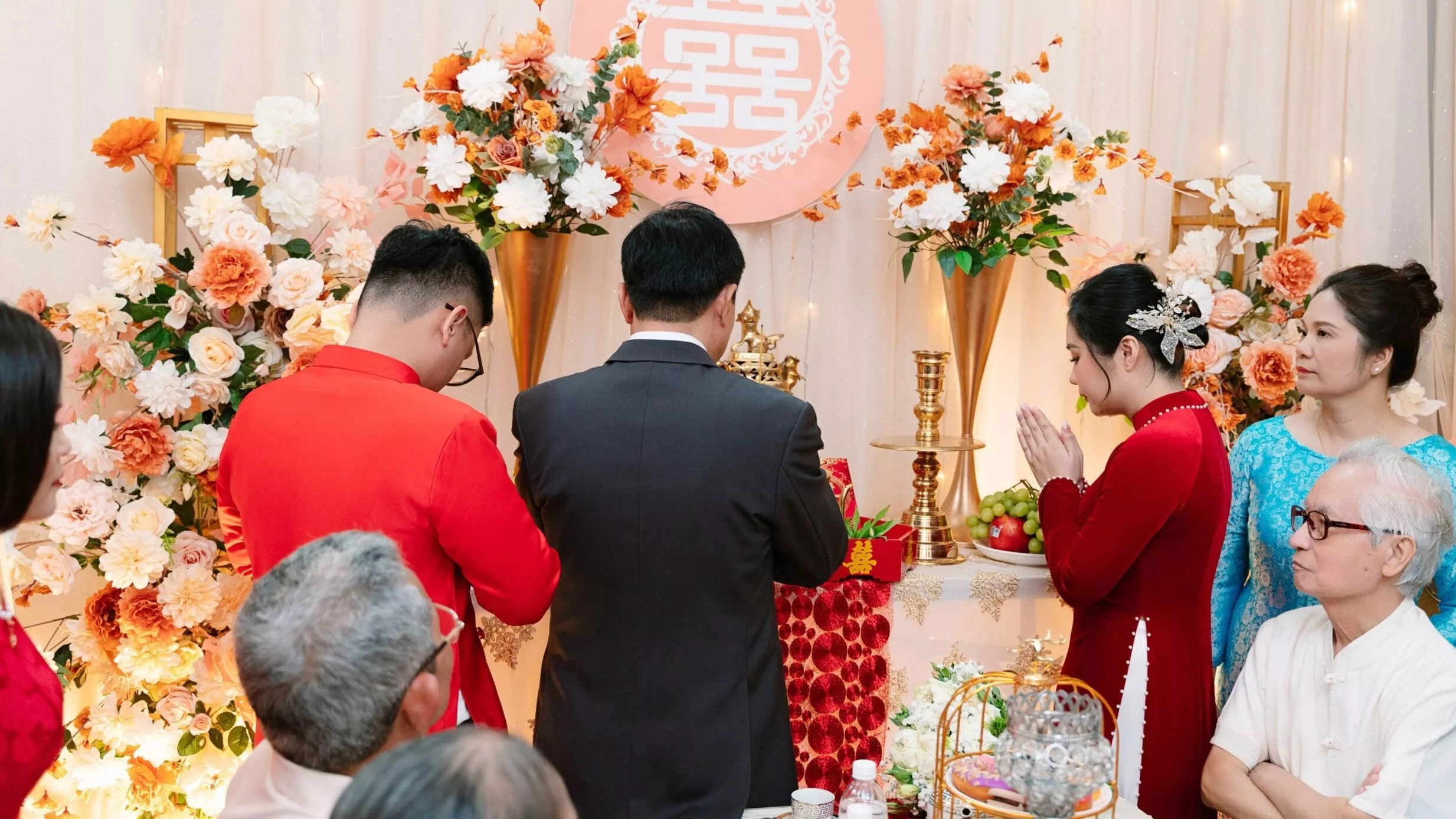 Bàn thờ gia tiên là gì? Trình tự lễ gia tiên nhà trai và nhà gái